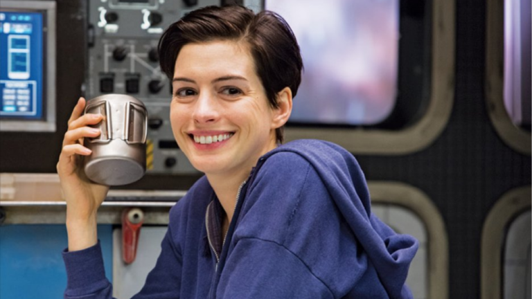 Anne Hathaway disse que este diretor foi um “anjo” em sua carreira por tê-la incluído em um dos melhores filmes de ficção científica da história