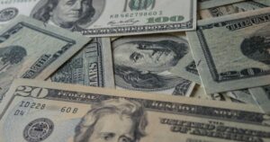 Bolsa segue de ressaca, mas ainda sobe 8,5% no ano
