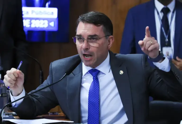 STF é acionado para incluir Flávio Bolsonaro em inquérito por articulação de tarifaço dos EUA