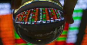 Ibovespa reage após tombo de 13,88% e dólar recua a R$ 5,35 na manhã desta terça