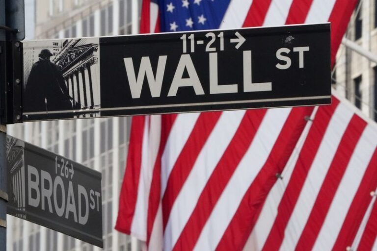 Wall Street sobe com recuperação de empresas de chips e guerra no radar
