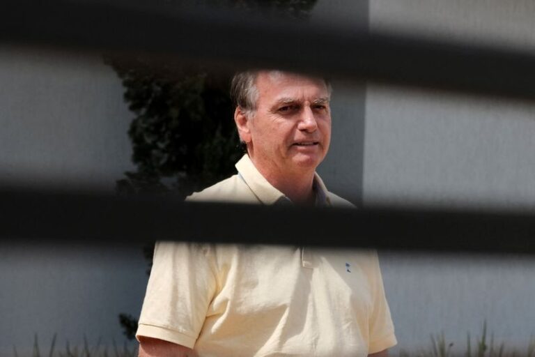 Polícia aguarda Moraes para ouvir Bolsonaro sobre arma apreendida em blitz