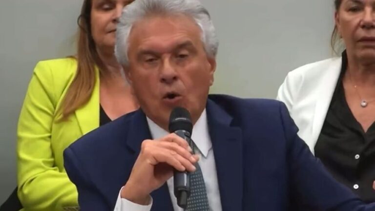 Caiado critica Flávio Bolsonaro por ‘pedir socorro ao pai’ em meio a crises