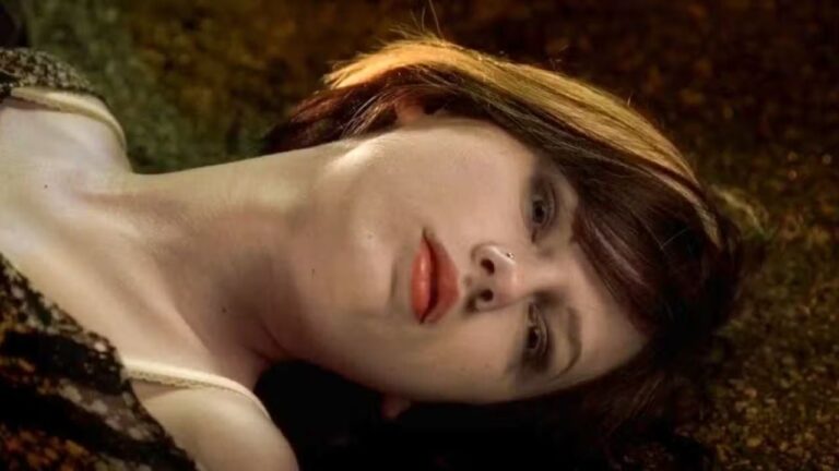 Há 17 anos, ela interpretou uma personagem morta em uma das séries de TV mais populares da época: Ninguém esperava que se tornaria a maior estrela do século XXI!