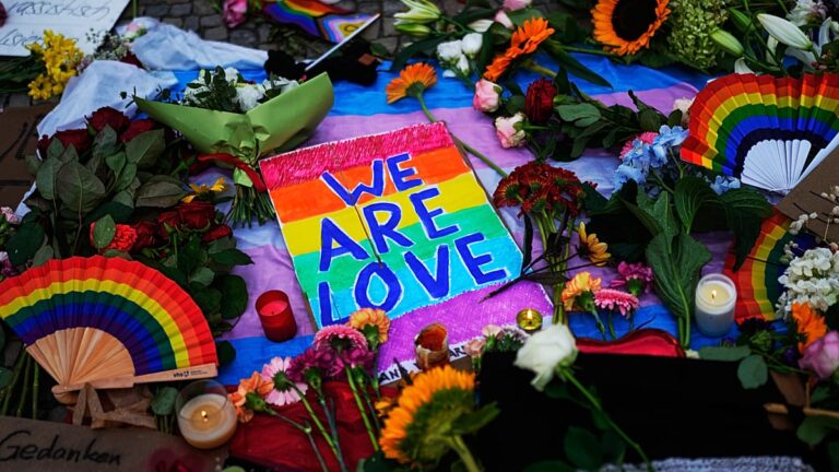 Vídeo. Alemanha: flores e velas após ataque mortal no festival do Orgulho em Berlim