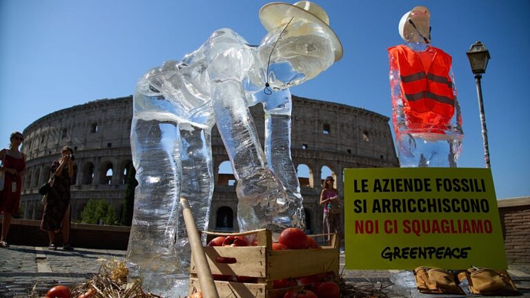 Vídeo. Itália: estátuas de gelo derretido denunciam ondas de calor em Roma