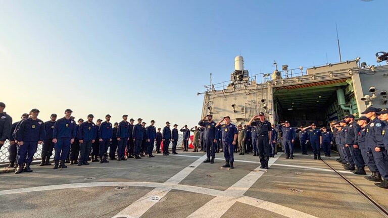União Europeia reforça missão no mar Vermelho perante ameaça de fecho do Bab el-Mandeb pelos Huthis