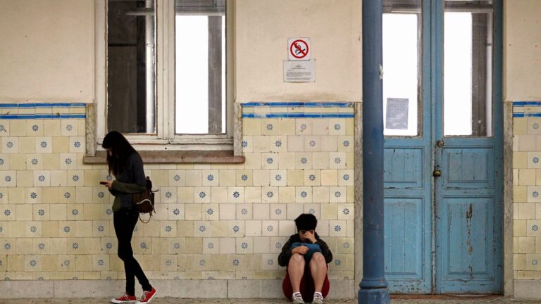 Escolas começaram a receber notas de exames ao início da noite, algumas virão “suspensas”
