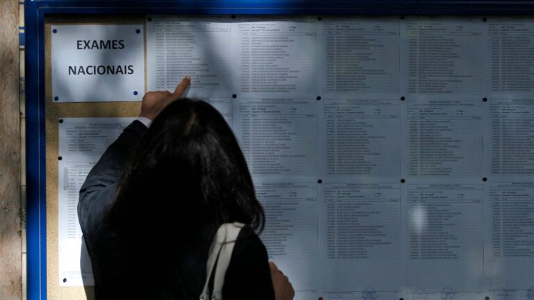 Milhares de alunos portugueses ainda esperam pelas notas dos exames nacionais