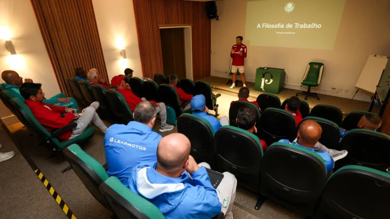 Abel Ferreira compartilha metodologia com treinadores da base e reforça integração entre Academia e profissional no Palmeiras