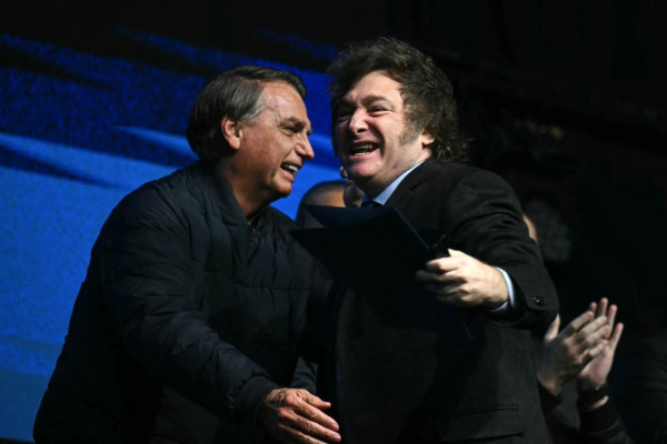 Bolsonaro pede autorização para receber Milei na prisão domiciliar