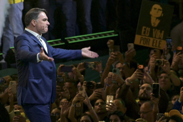 TSE atende PL e manda Meta preservar dados de perfis contra Flávio