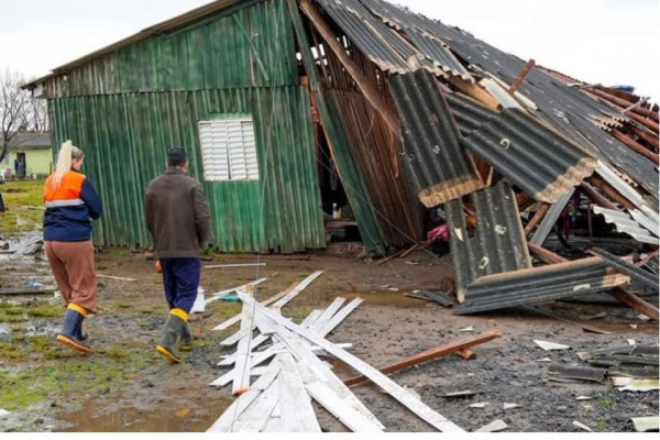 Temporal com granizo destelha casas e deixa 400 desalojados em cidade do RS