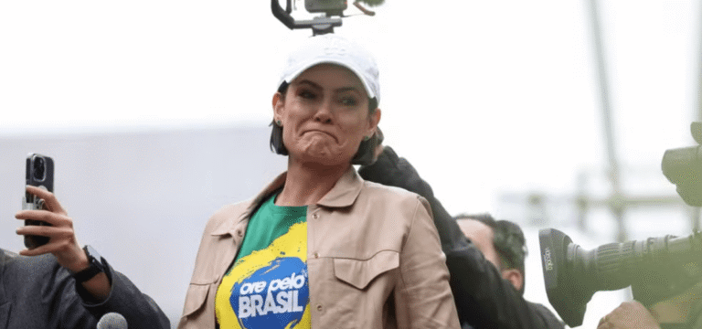Michelle volta a ser alvo de ataques bolsonaristas após elogiar programa do governo Lula – Brasil 247