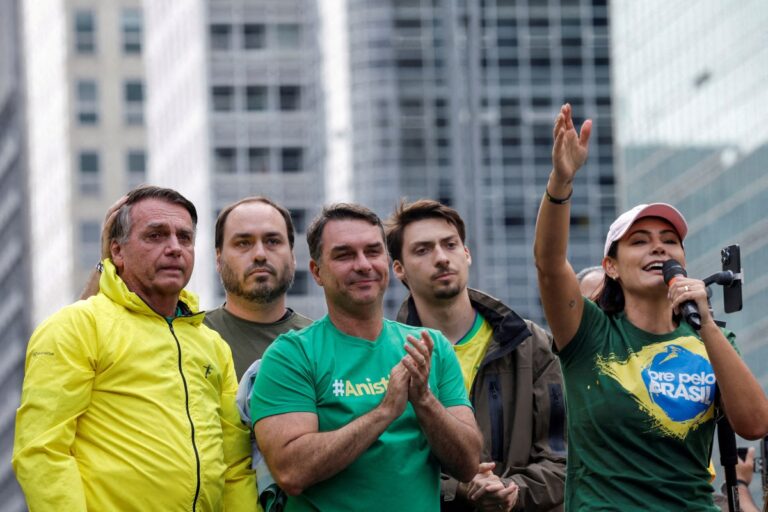 Machismo estrutural do clã Bolsonaro afasta cada vez mais o voto feminino de Flávio – Brasil 247