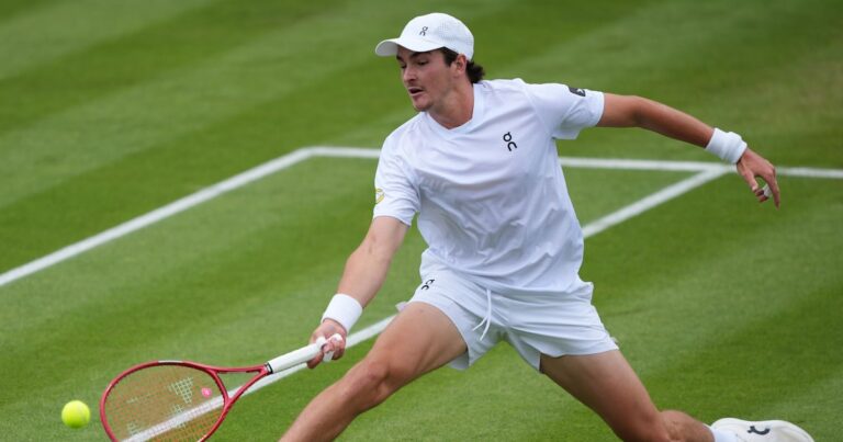 João Fonseca x Roman Safiullin na terceira rodada de Wimbledon: horário e onde assistir ao vivo