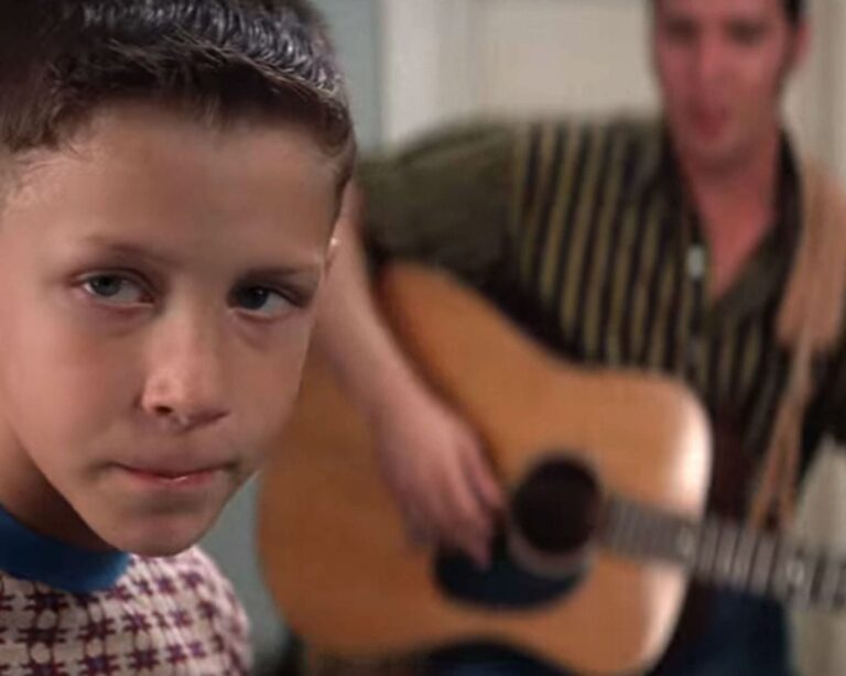 Uma das maiores estrelas de ação de todos os tempos fez uma participação especial em Forrest Gump – e você com certeza não o reconheceu!