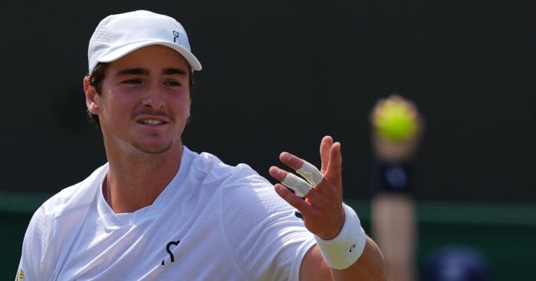 João Fonseca tem atuação apagada, é dominado por adversário russo e se despede de Wimbledon