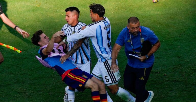 Fifa abre processos contra Argentina por atos de torcedores e equipe na Copa