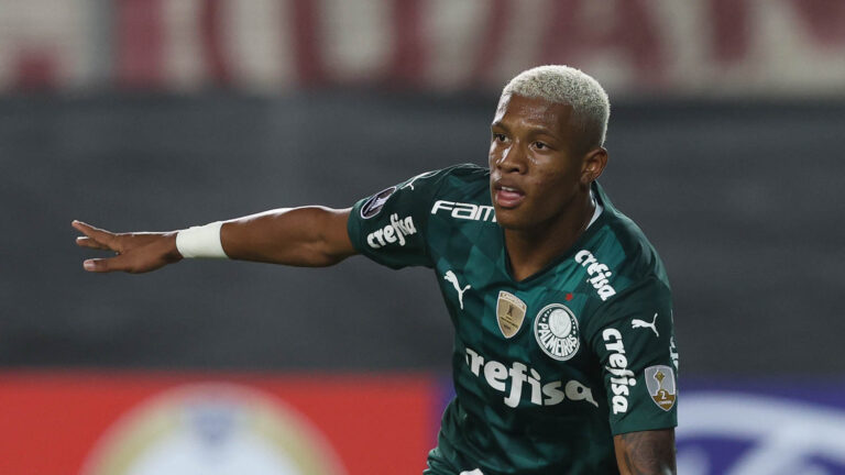 Incômodo com postagens do Palmeiras e tensão em dia decisivo: entenda bastidores da negativa do Botafogo por Danilo