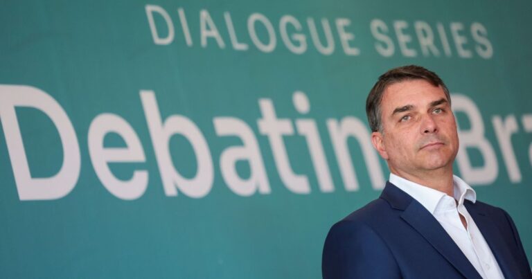 PT avalia ação contra Flávio nos moldes da que tornou Bolsonaro inelegível