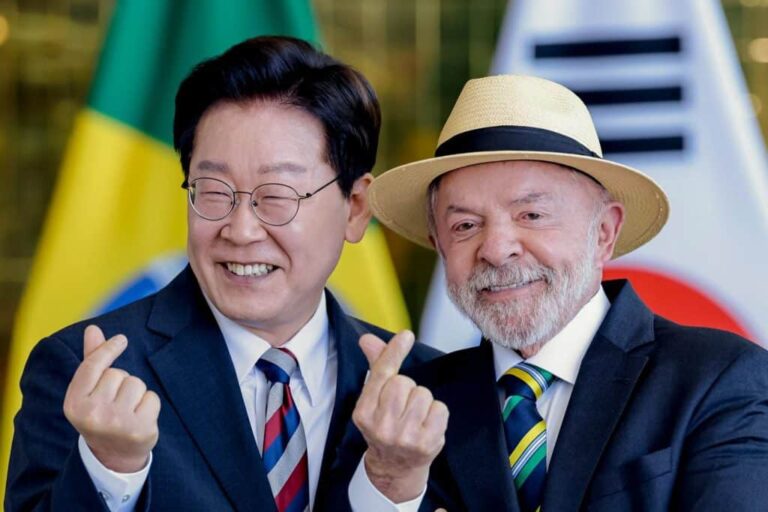Flagrante: Flávio Bolsonaro curte e compartilha vídeo de Lula fazendo “finger heart” com presidente sul-coreano