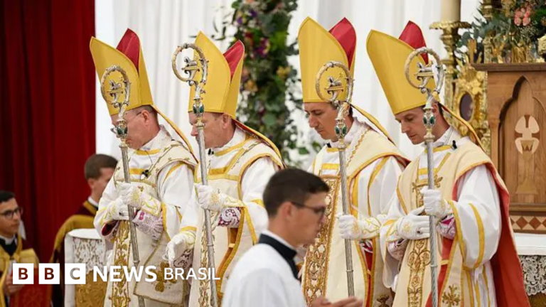 Papa excomunga bispos de grupo católico que reza missa em latim e com padre de costas: como é o movimento no Brasil