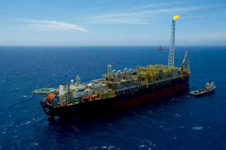Governo decide prorrogar imposto de exportação sobre petróleo com alíquota de 12%