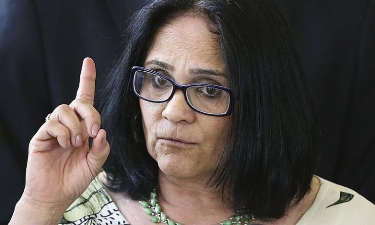 Damares racha com campanha de Flávio: “atacada pela direita”