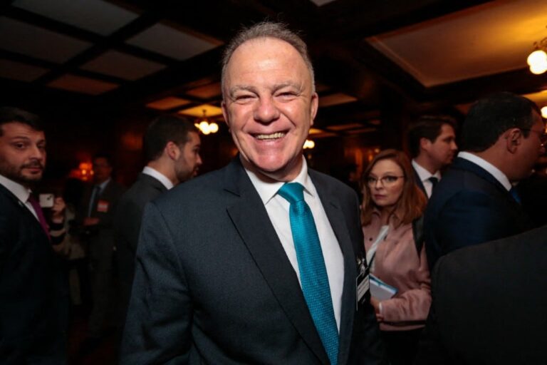 Pesquisa Quaest no ES: Casagrande lidera todos os cenários, mas 70% dos eleitores estão indecisos
