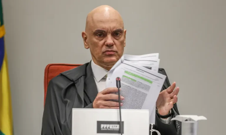 Moraes aciona PGR após Flávio Bolsonaro fugir de depoimento sobre calúnia contra Lula