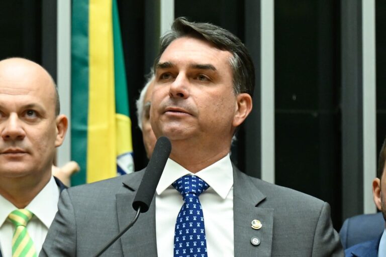 Aliados apontam que Flávio Bolsonaro não consultou advogados para divulgar carta do pai