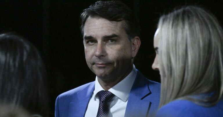 Análise: Desgastes marcam caminhos de pré-campanha de Flávio Bolsonaro que só derrete, nem o pai acredita