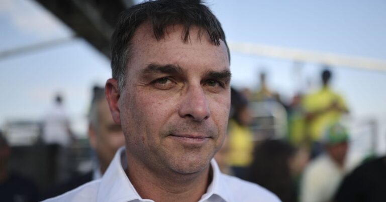 Flávio Bolsonaro embarca para os EUA para audiência sobre novo tarifaço
