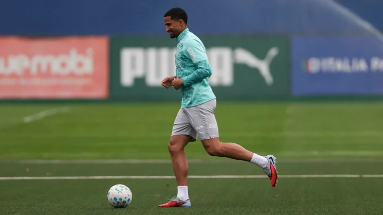 Lateral-direito avança em recuperação e treina com elenco