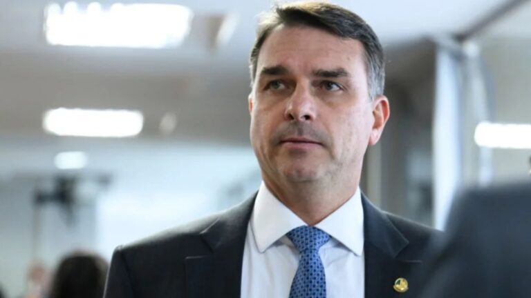 Flávio Bolsonaro chega à sua convenção fragilizado e sem aliados