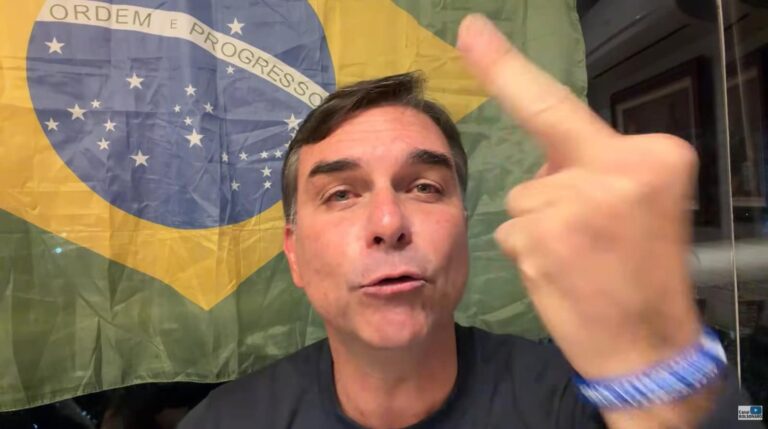 Sem a minima Postura: Flávio xinga Moraes por proibição de visitas a Bolsonaro e diz que pai está “levando chute na cara”