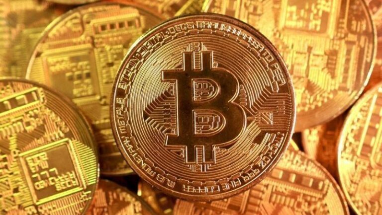 Bitcoin opera em alta e alcança maior valor desde o início de junho