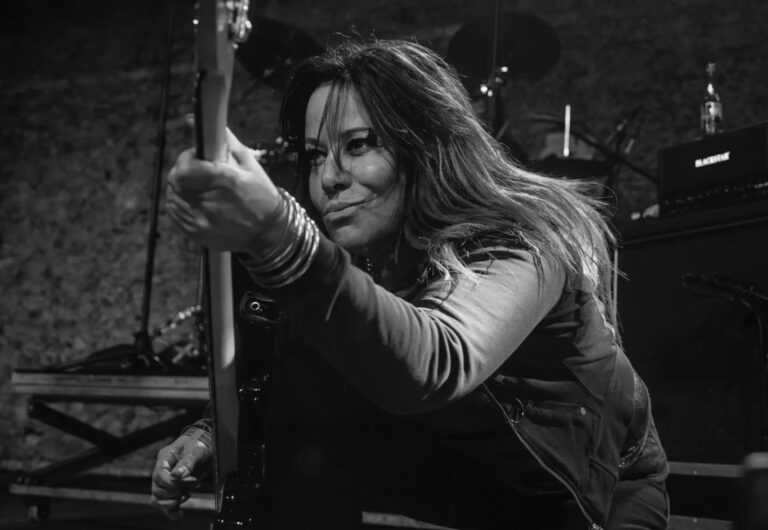 Morre Jennifer Finch, baixista do L7 e pioneira do grunge, aos 59 anos