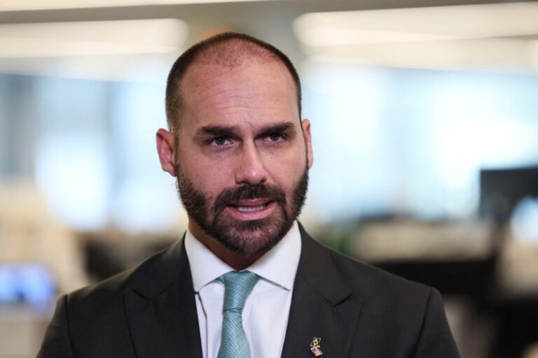 O que muda para Eduardo após EUA concederem green card ao ex-deputado