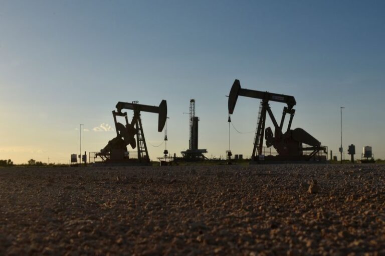 Petróleo fecha em alta de mais de 1% com tensão no Oriente Médio