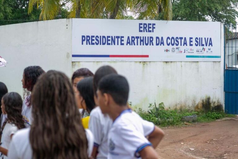 Vergonha: Teto de Escola Estadual no Recife desaba e tem feridos. Raquel pagou R$ 185 milhões à CETUS para reformas, assista ao vídeo.