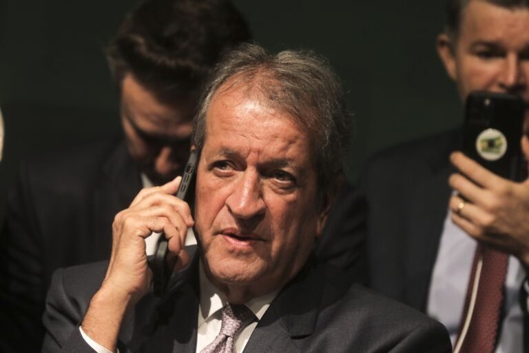 Fugiu? Depoimento de Valdemar Costa Neto sobre emendas é adiado a pedido da defesa