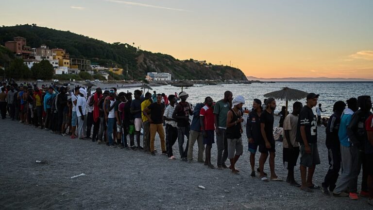 Crise em Ceuta testa resiliência da UE: comissário da Migração garante “plena solidariedade com Espanha”