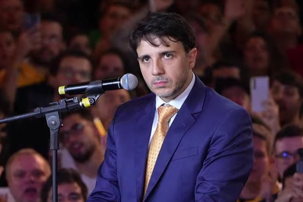 Renan Santos é oficializado em ato com ingresso de até R$ 7 mil e livro de propostas ‘de luxo’ e o povo virou lixo.