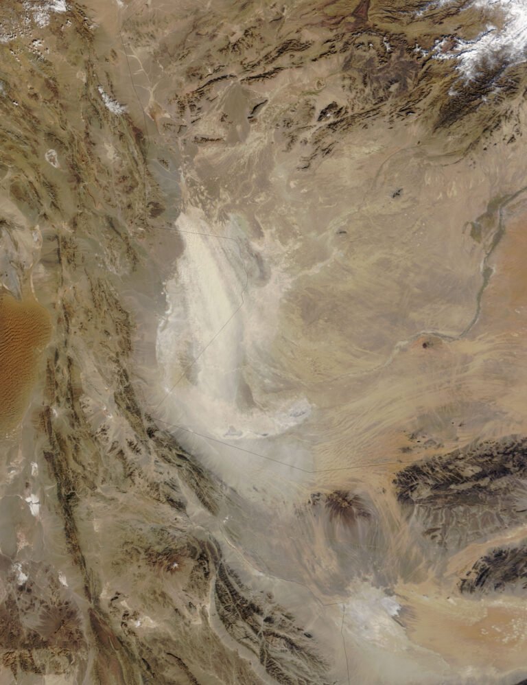 Nuvem de poeira avança sobre Afeganistão e Irã em imagem captada pela NASA