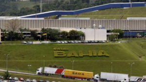 Ação da Casas Bahia (BHIA3) despenca após pedido de recuperação judicial com dívidas de R$ 17,3 bi