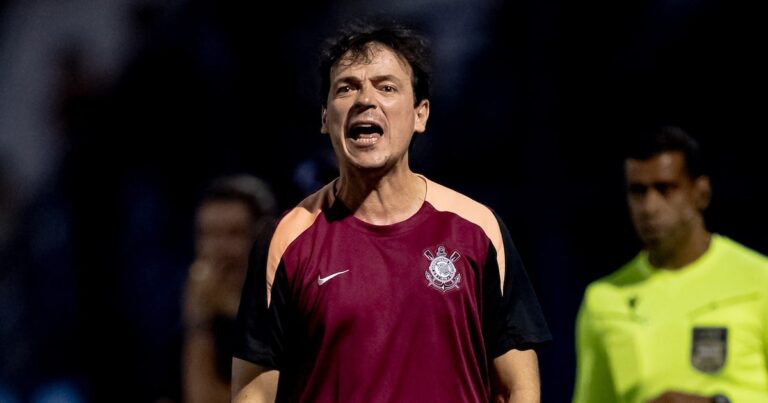 Fernando Diniz pode pegar até três jogos de suspensão no Corinthians após denúncia do STJD