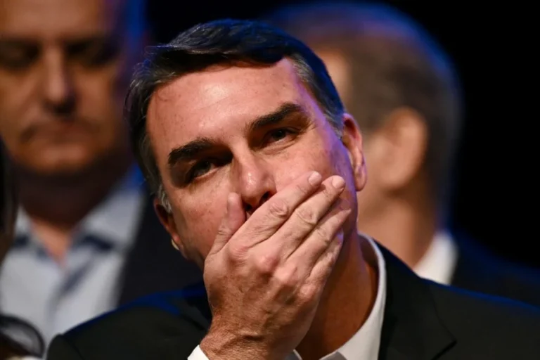 Mentiroso: Inclusão de pós-graduação inexistente no currículo de Flávio Bolsonaro é vergonhoso, “ele nunca passou nem na porta”