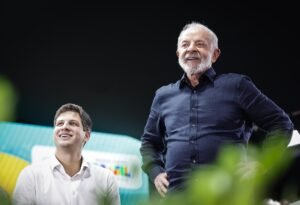 Lula inclui João Campos entre novas lideranças e cobra projeção nacional